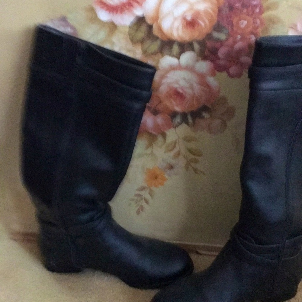 Leather uppers , black with a strap and buckle 🌷